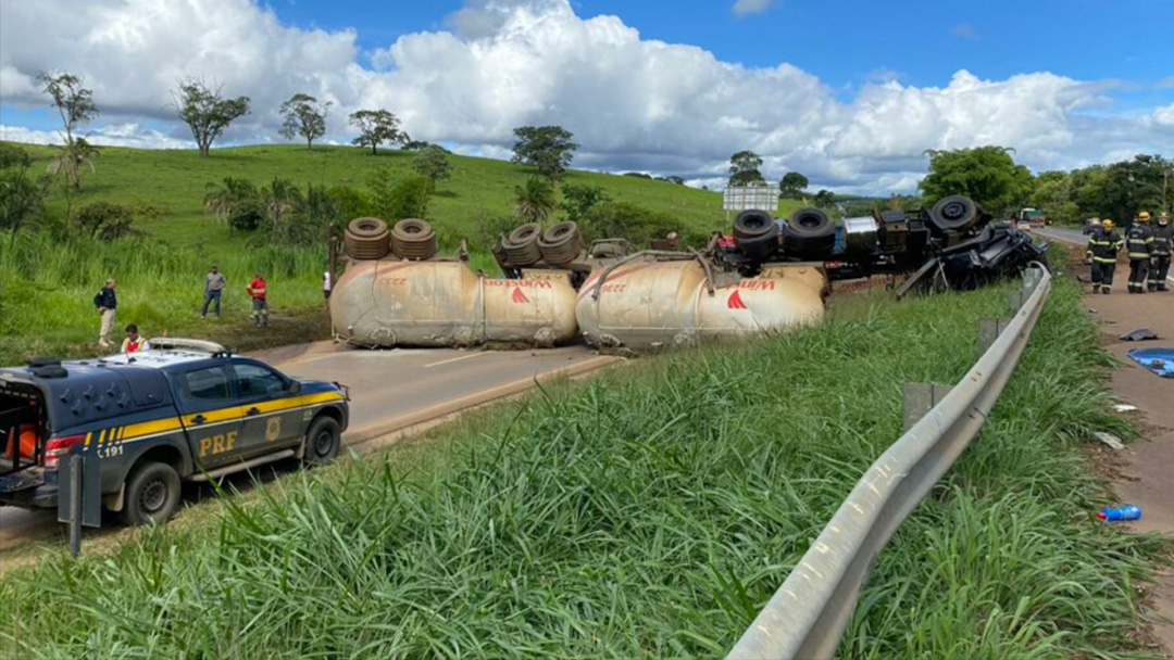 A carreta ficou atravessada na pista