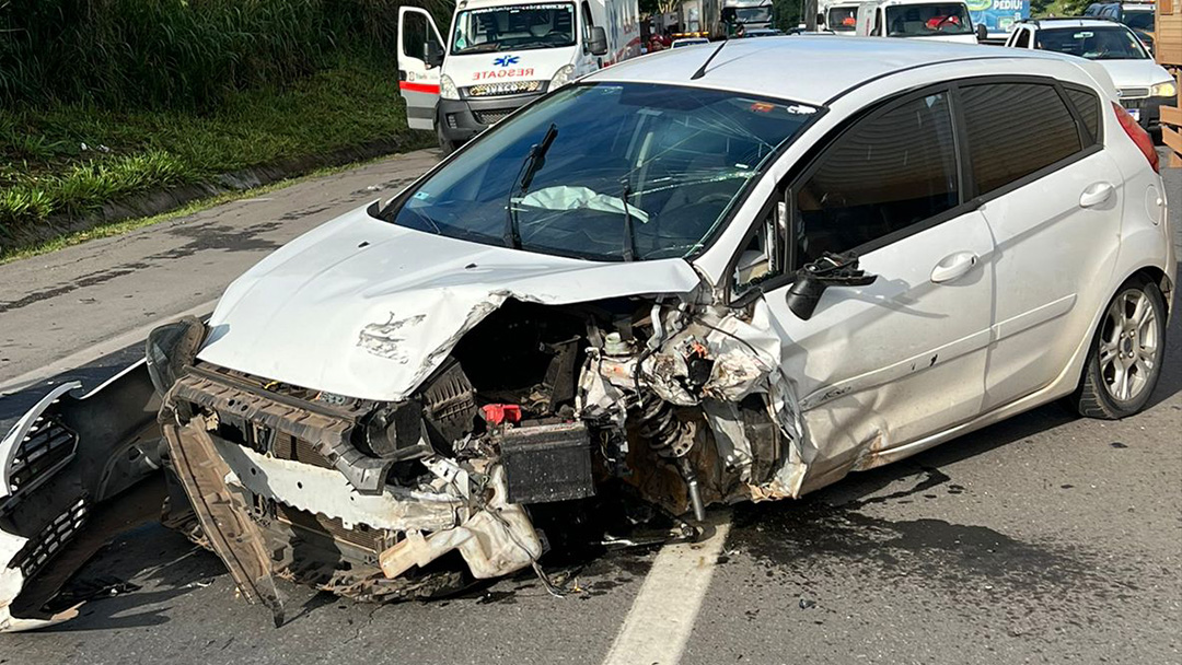 A frente de um dos carros envolvidos ficou destruída