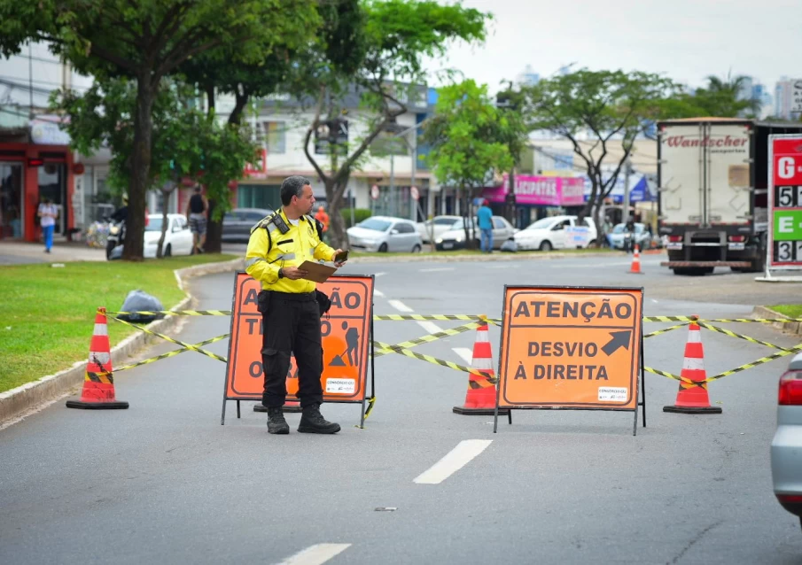 Agente da SMM orientendo o trânsito na T-9