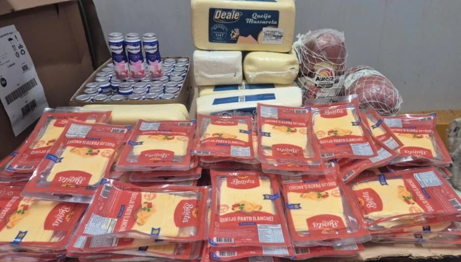https://www.cdn.goiascapital.com/images/Alimentos estavam sendo armazenados de forma irregular (Foto: Procon Goiânia)