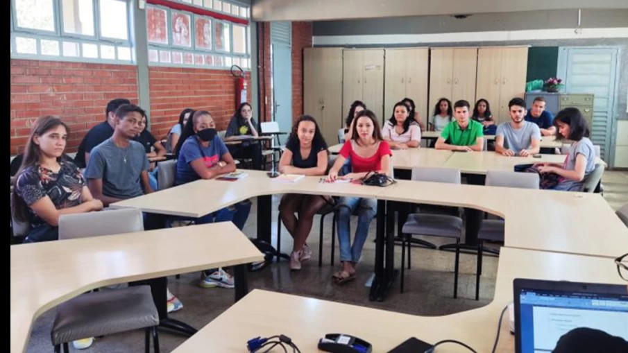 Alunos atrás de conhecimento