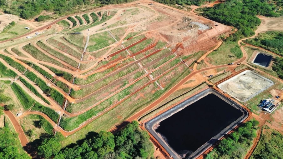 Após barrar novo contrato emergencial, Justiça suspende embargo do lixão