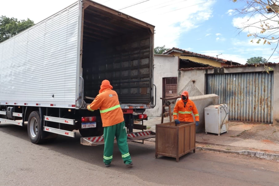 Caminhão cata treco nas ruas