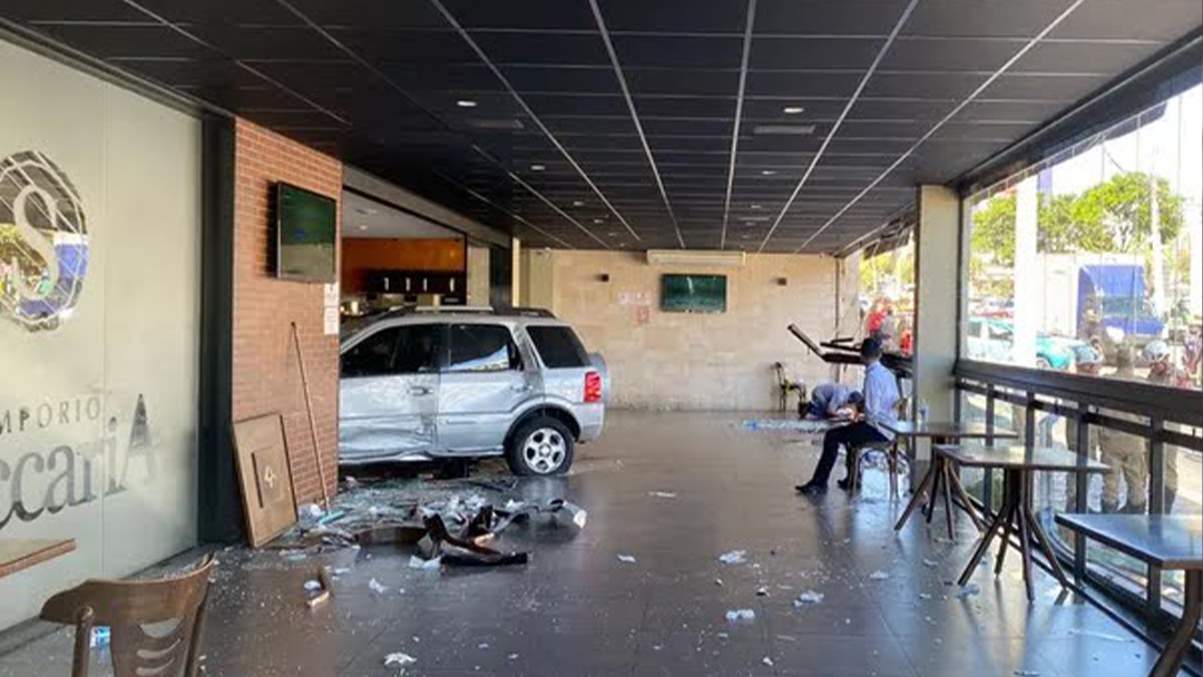 Carro invade restaurante