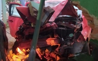 Casa atingida por carro em Aparecida