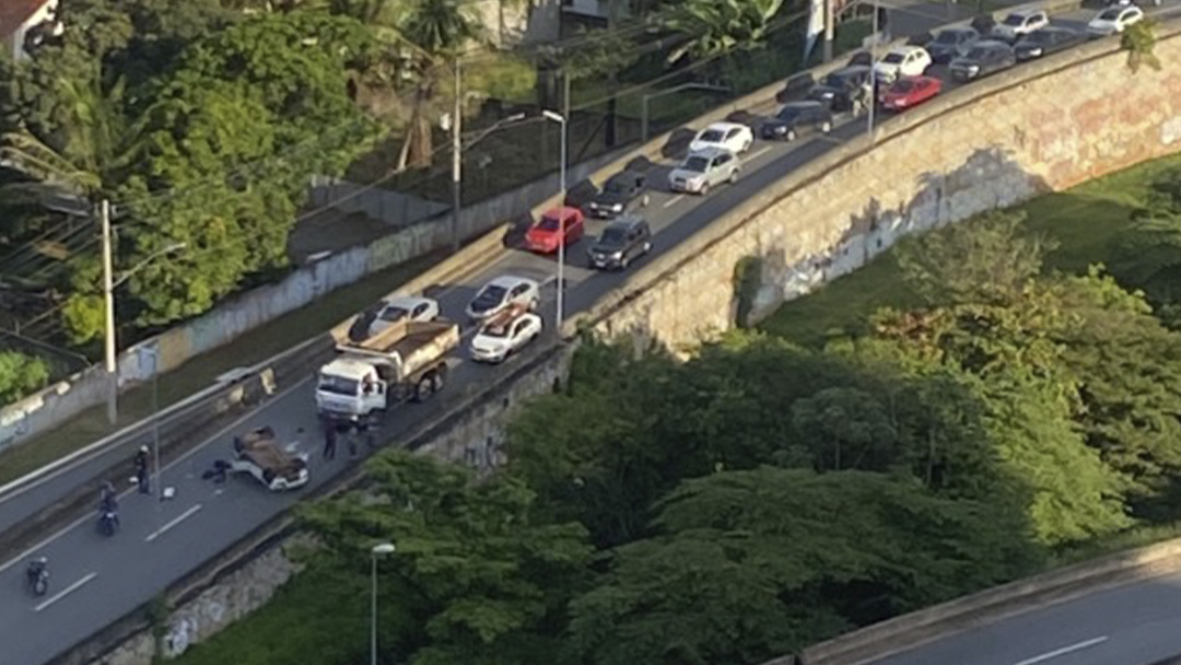 Colisão entre carro, moto e caminhão