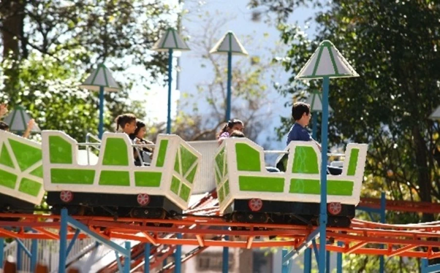 Crianças aproveitando o dia no parque