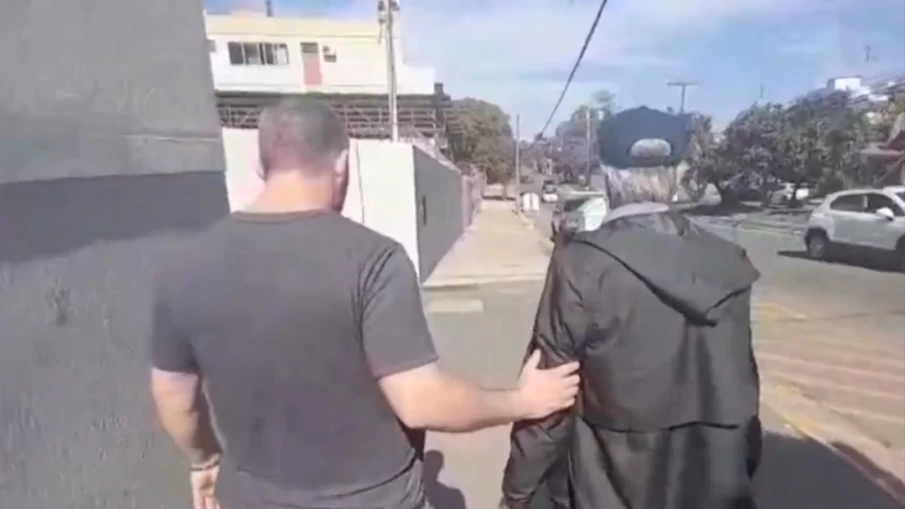 D'artagnan Costamilan chegando na delegacia