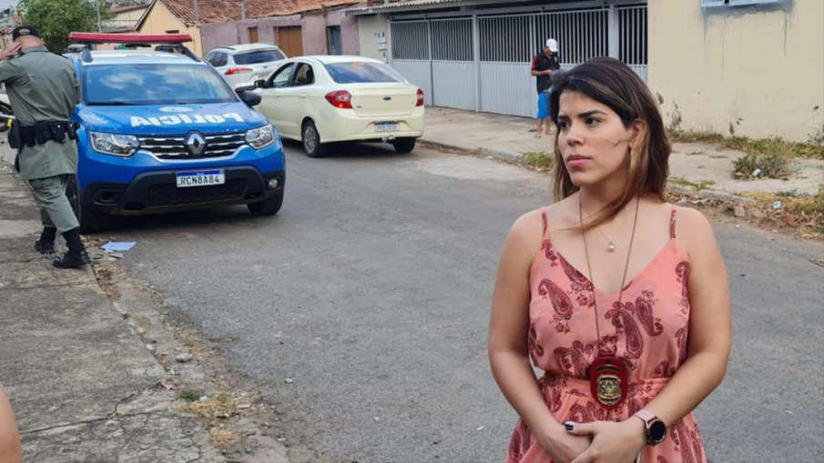 Delegada em frente a creche