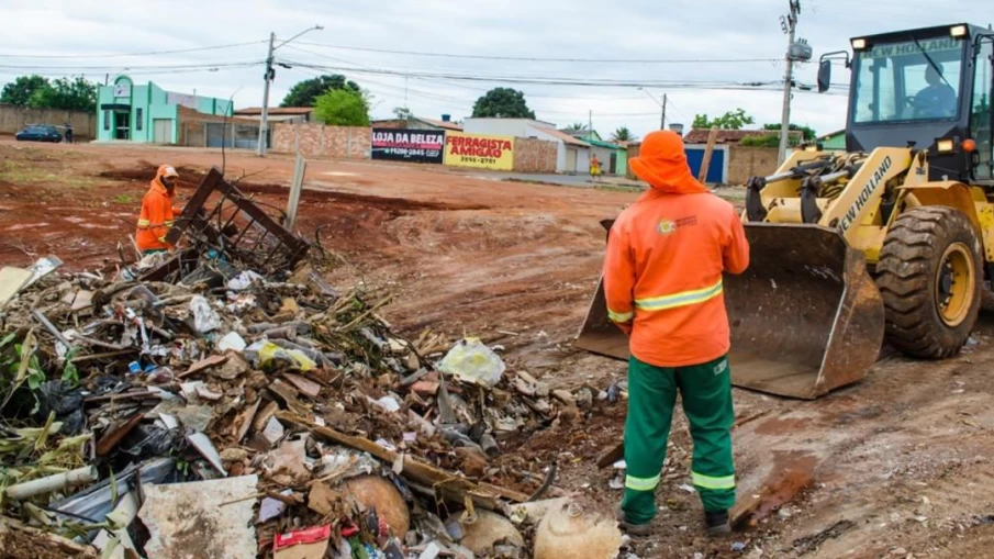 Entulho jogado em locais públicos