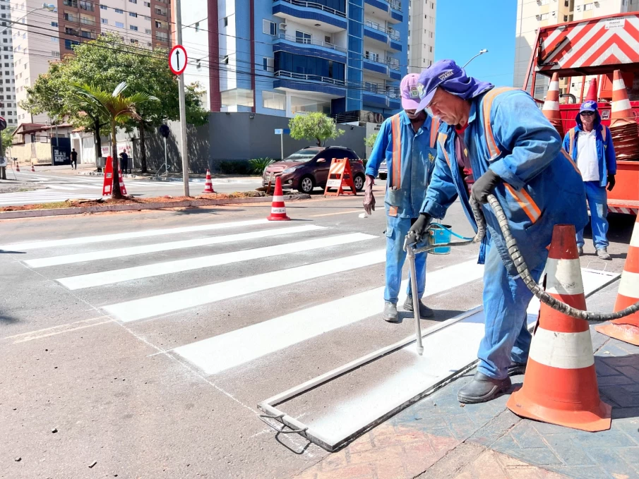 Equipes revitalizando a sinalização