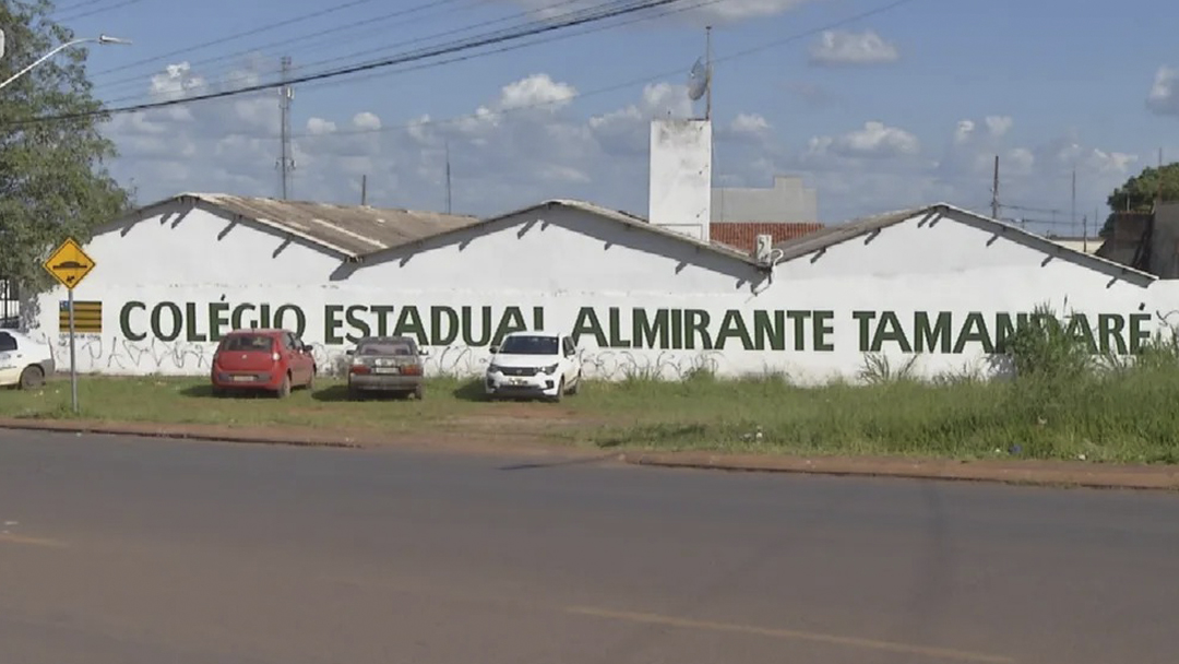 Fachada do Colégio Estadual Almirante Tamandaré, em Valparaíso de Goiás