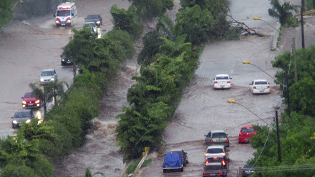 Forte chuva alaga Goiânia