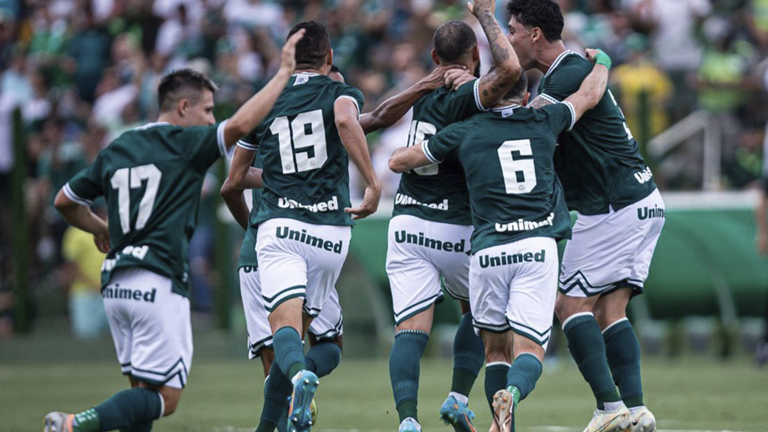 Jogadores comemorando o gol