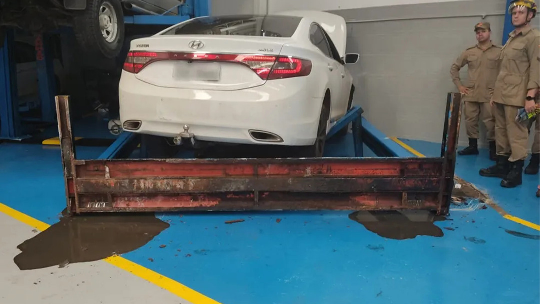 Mecânico morre após carro cair de elevador hidráulico