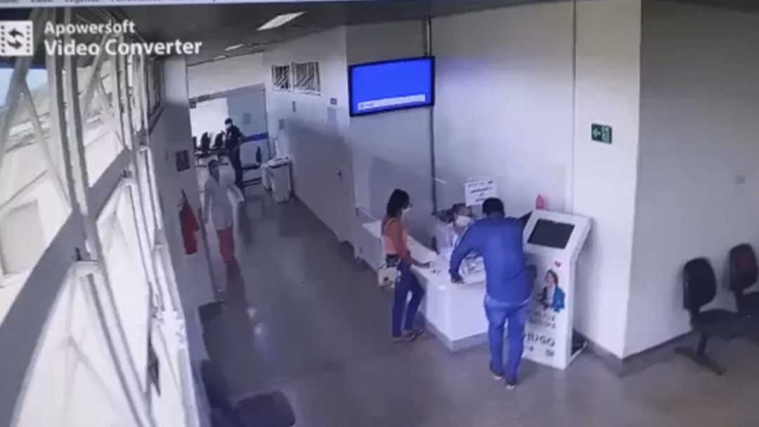 Momento que o homem passa pela portaria do Hugo