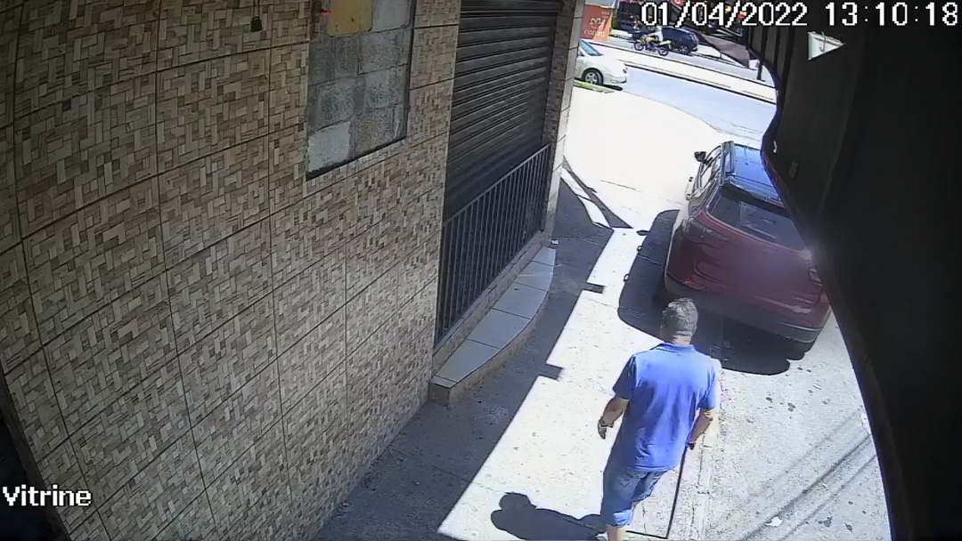 Momento que o idoso arranha um dos carros