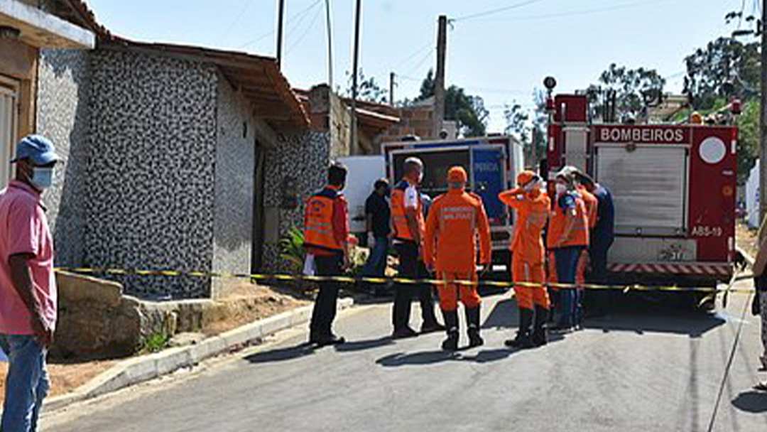 Momento que os bombeiros chegam ao local