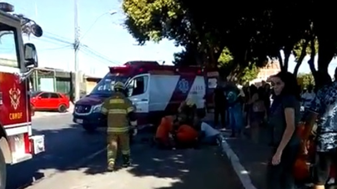 Momento que os bombeiros chegam ao local