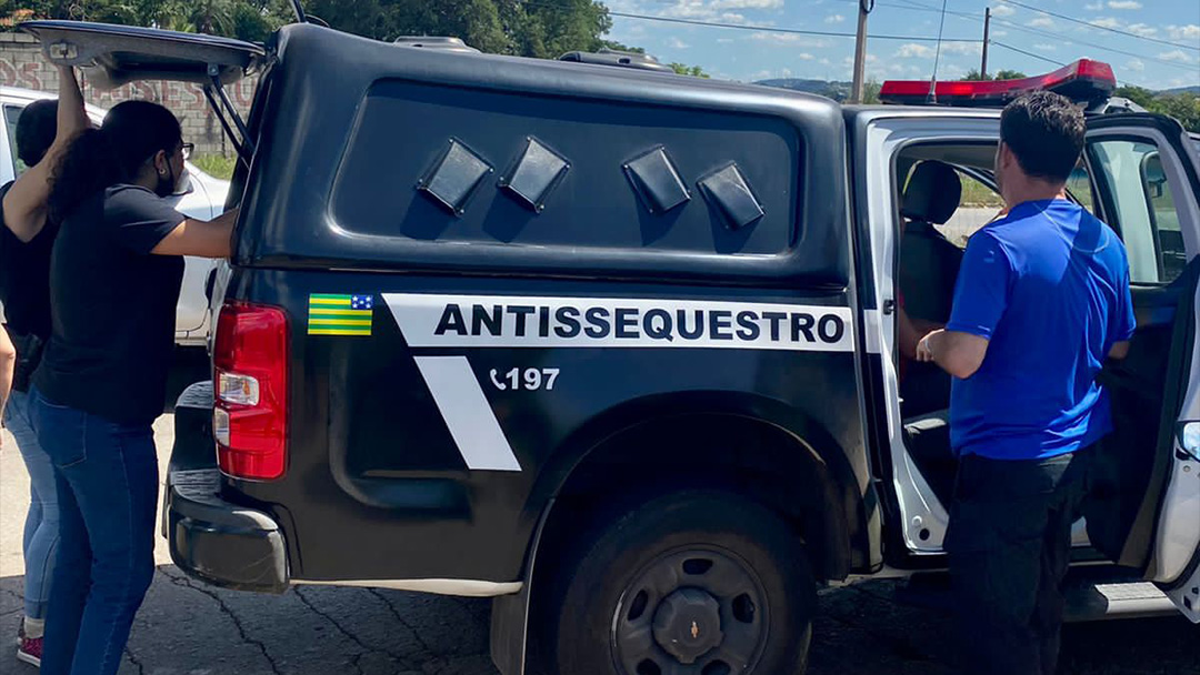 Momento que os presos chegam na delegacia
