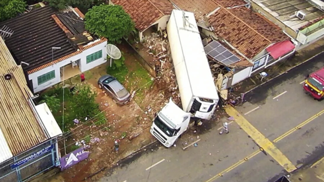 O caminhão invadiu três casas 