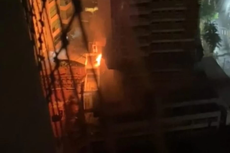 O fogo, segundo o Corpo de Bombeiros, teria começado no segundo andar da garagem