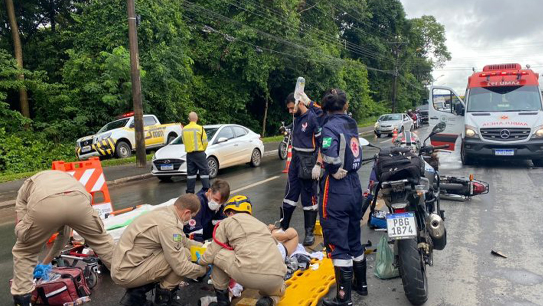 O motociclista recebendo socorro ainda no local