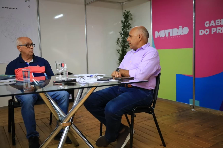 O prefeito de Goiânia, Rogério Cruz, continua a atender os moradores