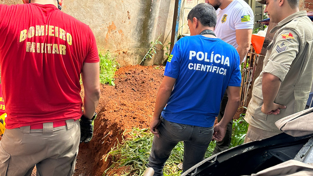 Policiais fazendo as buscas