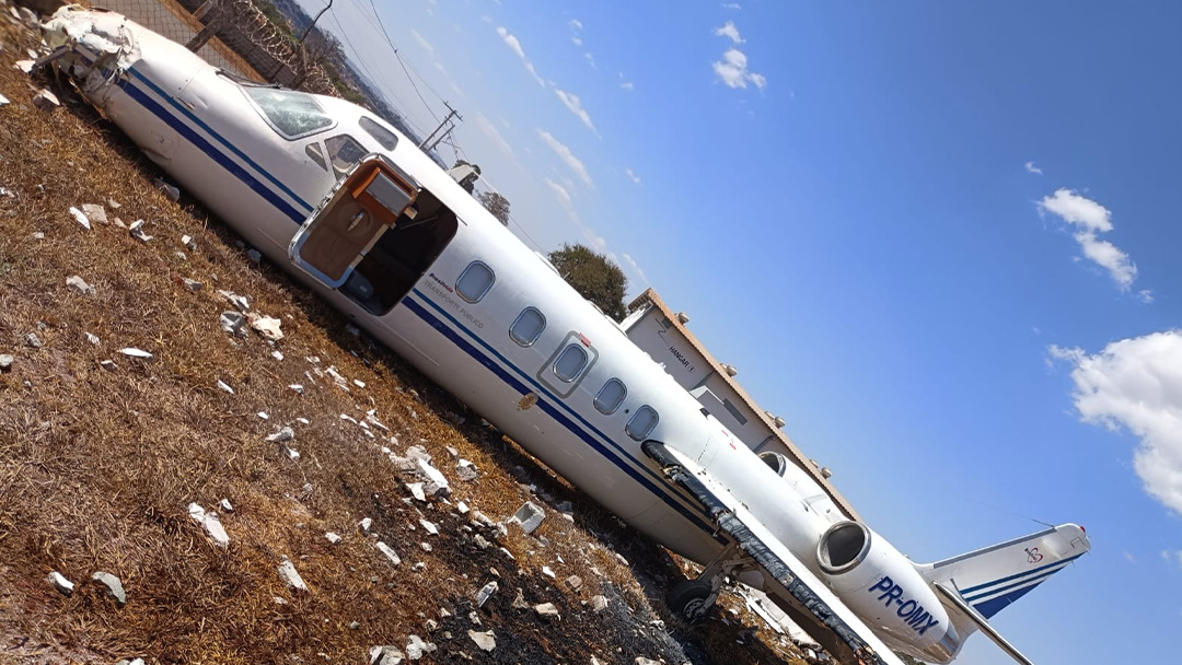 Ponta do avião ficou destruída