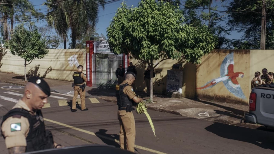 https://www.cdn.goiascapital.com/images/Porta da escola onde tudo aconteceu