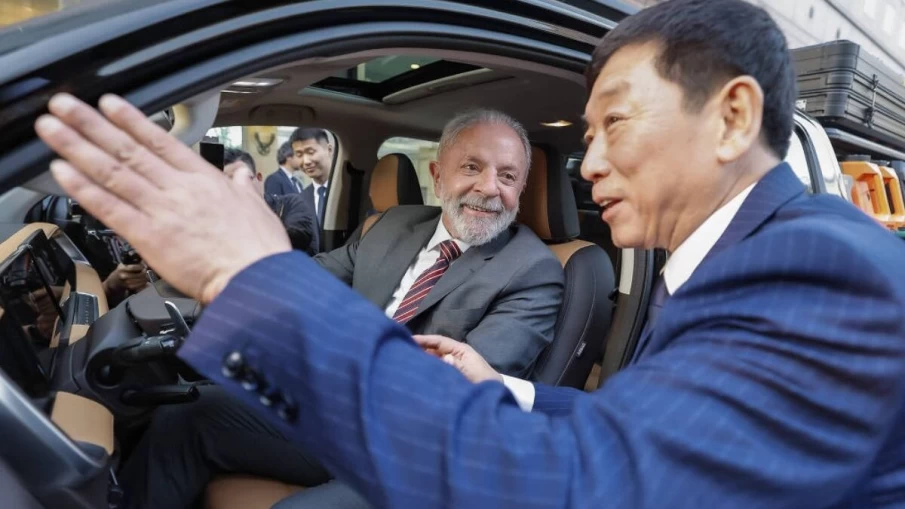 Presidente Lula posa com carros da GWM