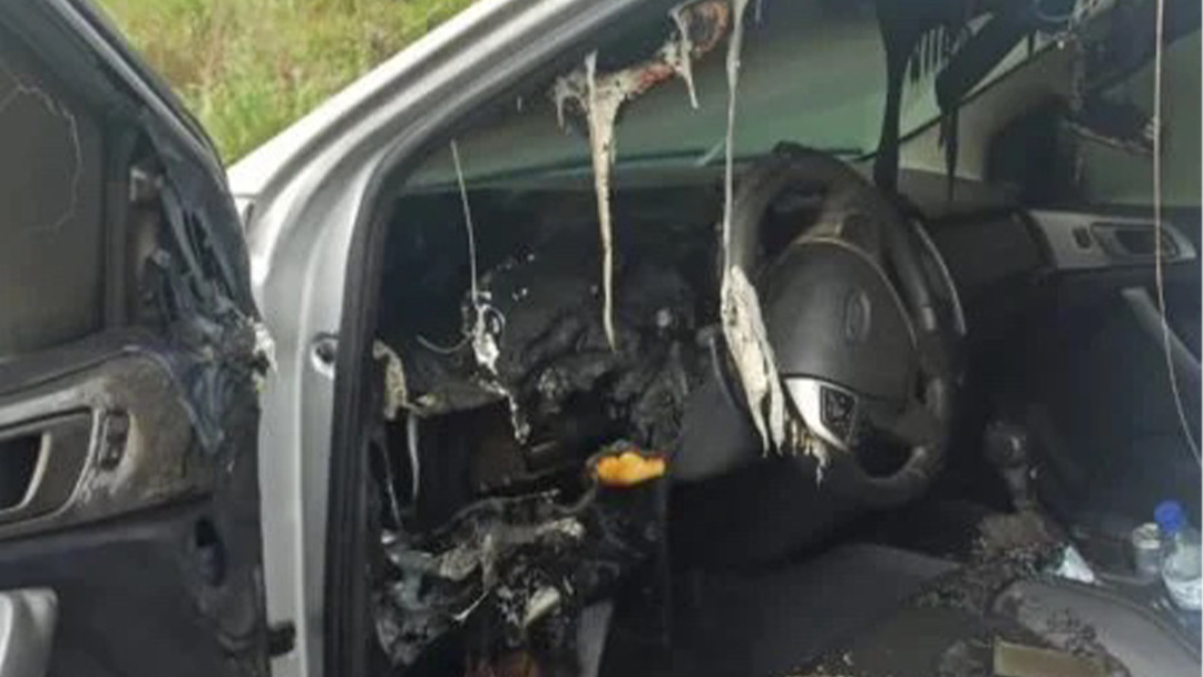 Raio atinge carro