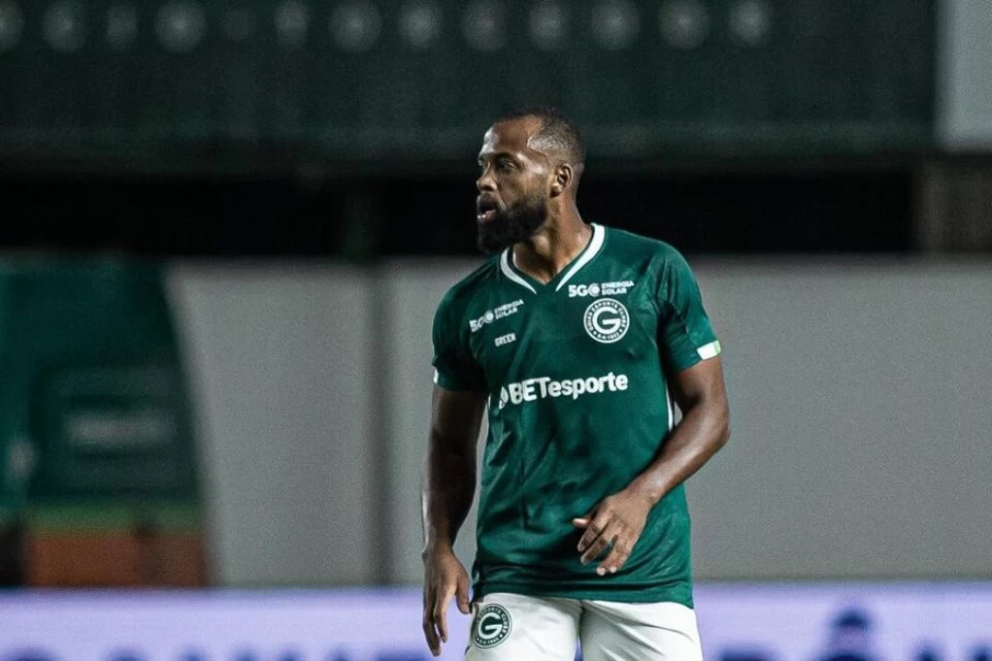 Reynaldo em ação pelo Goiás