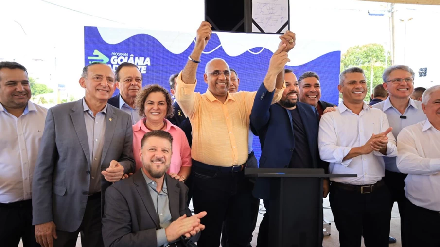 Rogério Cruz assinando a ordem de serviço