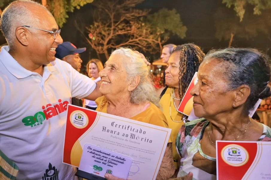 Rogério Cruz com os moradores mais antigos da vila mutirão