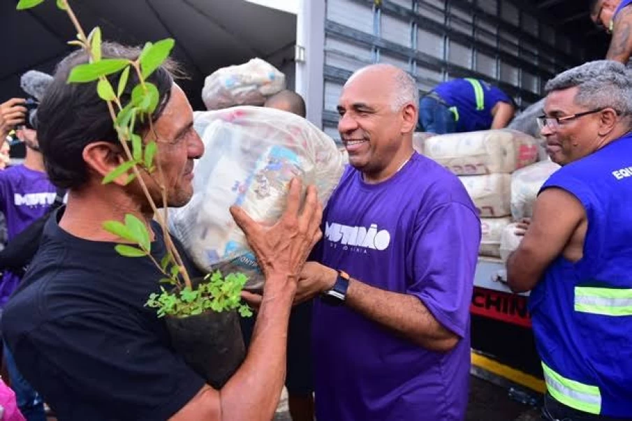 Rogério Cruz entregando as cestas a população