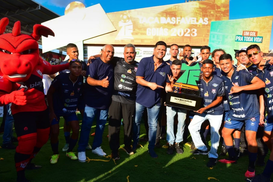 Rogério Cruz na entrega da taça