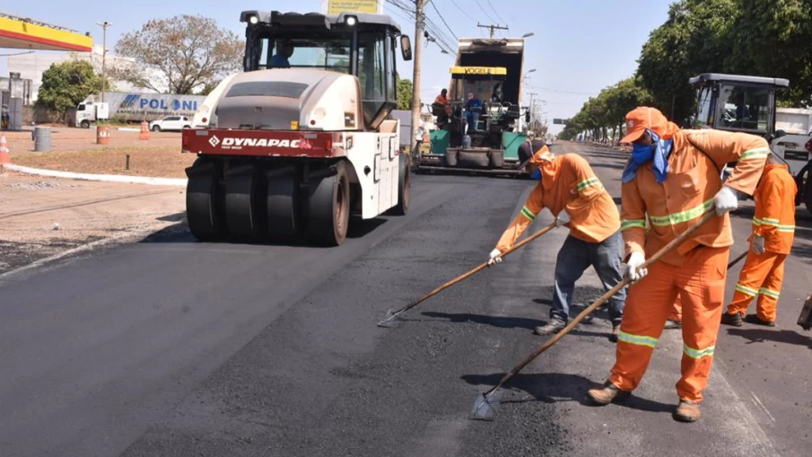Trabalhadores na frente de serviço