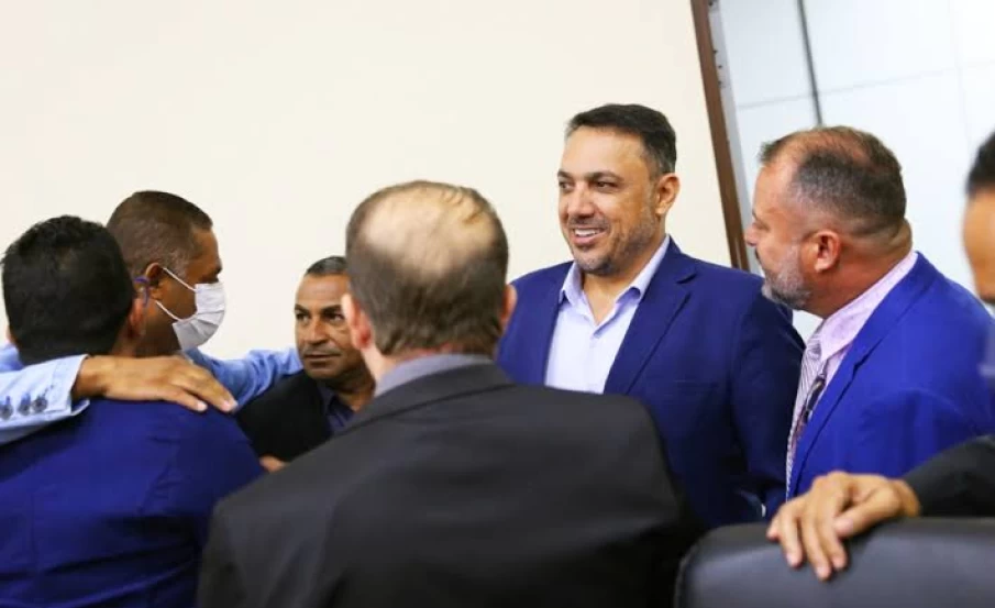 Vereadores de Aparecida de Goiânia juntos com o presidente da casa